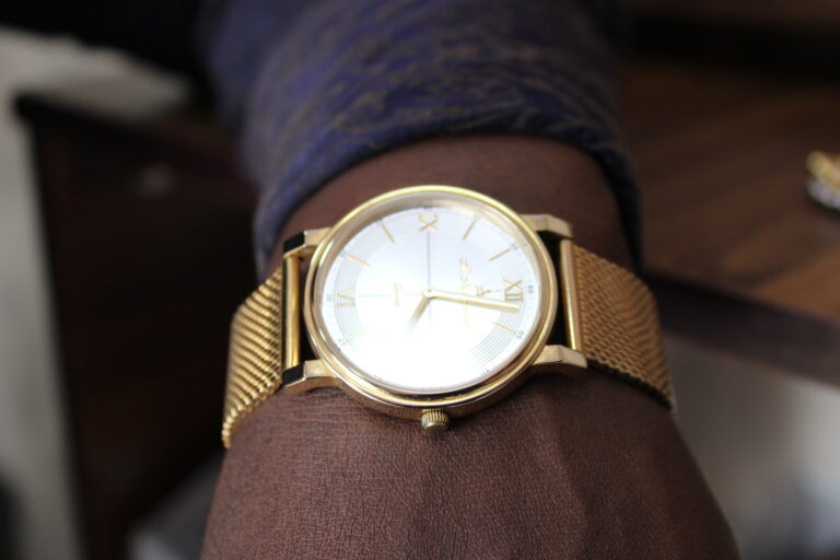 Gold Chain Wristwatch - Image 2